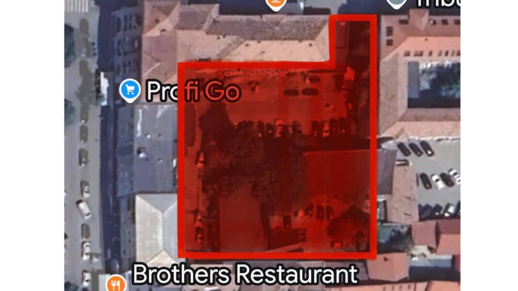 Lucrări de curățare și amenajare în spatele Tribunalului din Alba Iulia. Parcarea temporar blocată