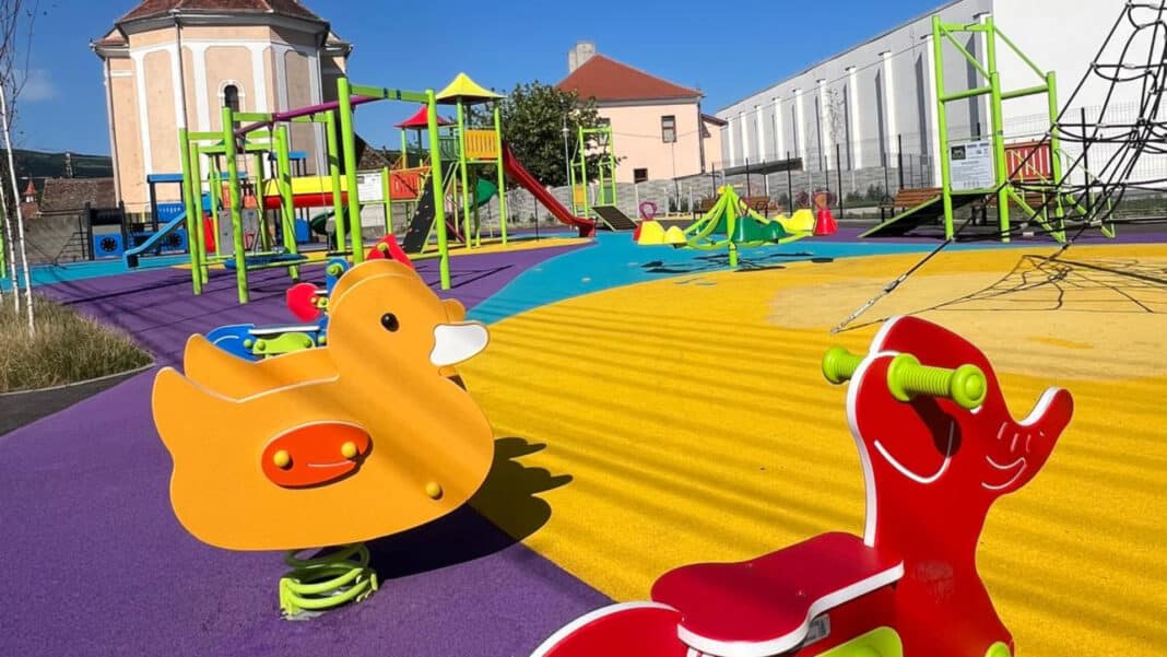 Lucrările la noul loc de joacă din Petrești, finalizate. Primar: „Să vă bucurați de culorile copilăriei”