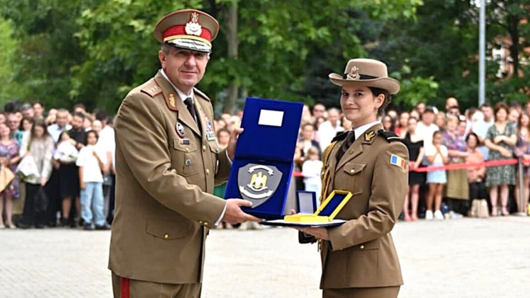 Maria Petru, fostă elevă a Colegiului Militar din Alba Iulia, șefă de promoție la Academia Tehnică Militară „Ferdinand I” București