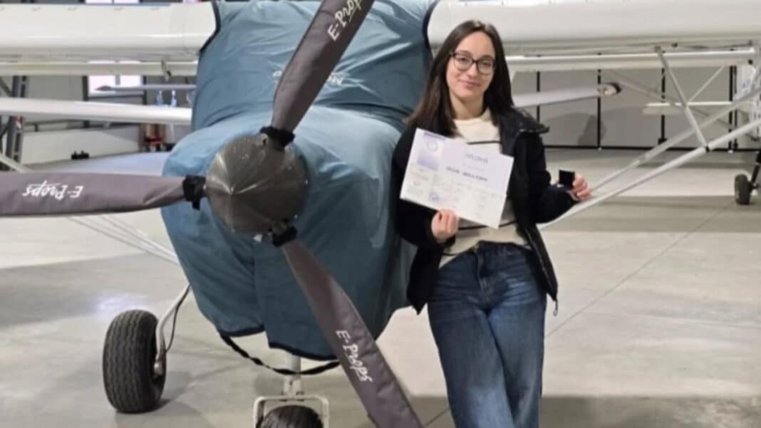 Aeroclubul României oferă cursuri gratuite pentru tineri. O elevă din Alba, printre participanți